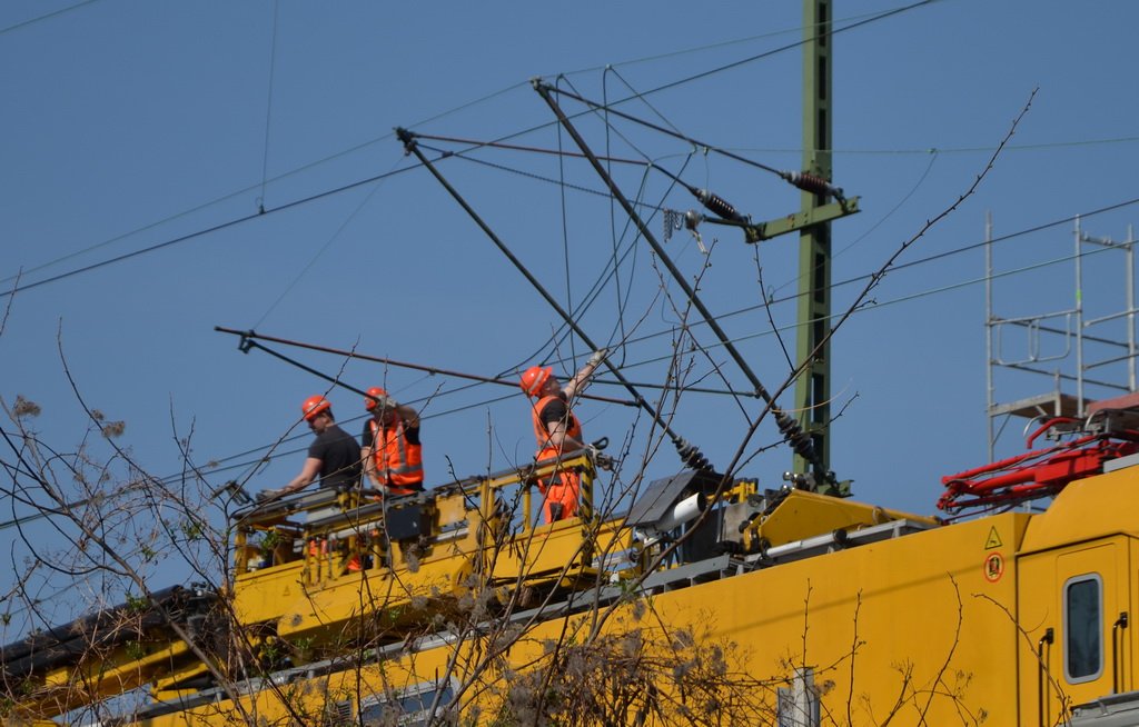 Einsatz BF Koeln Kran beruehrt Oberleitung DB Koeln Gremberg Taunusstr P123.JPG